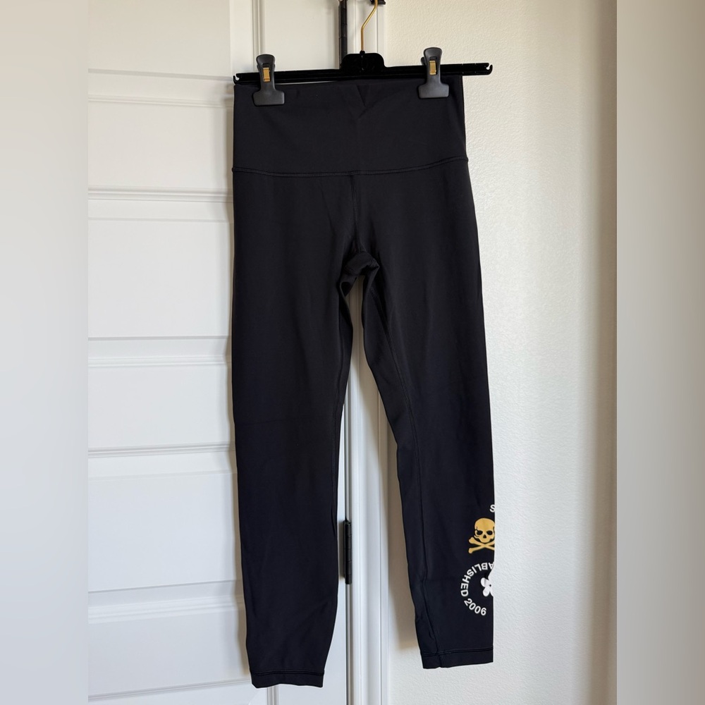 lululemon Soul Cycle  Women’s Leggings with Gold Skull Print Size 6